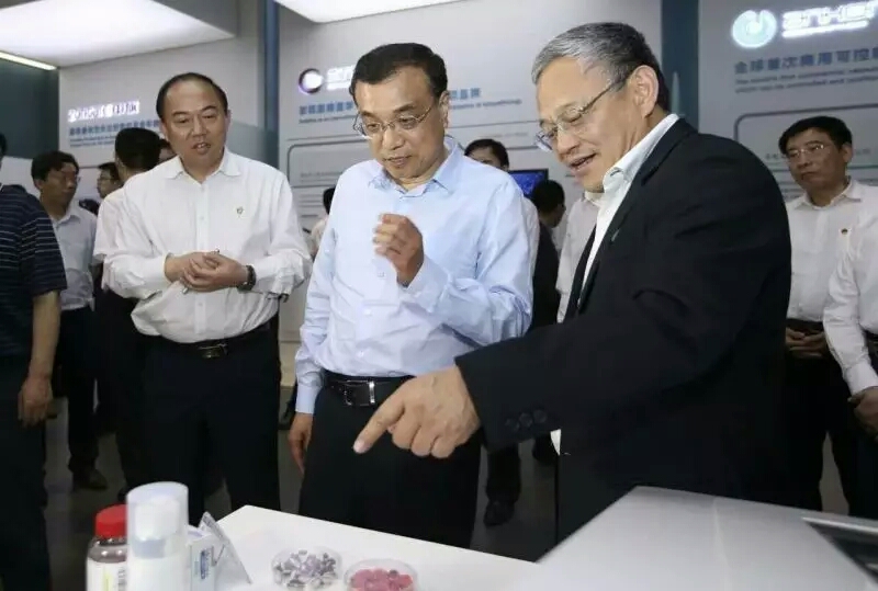 1473398896115286.jpg 國務(wù)院總理李克強(qiáng)考察光谷展示中心1.jpg